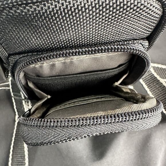 Kenneth Cole Reaction Small Digital / Film Camera Case with Shoulder Strap - Picture 4 of 6